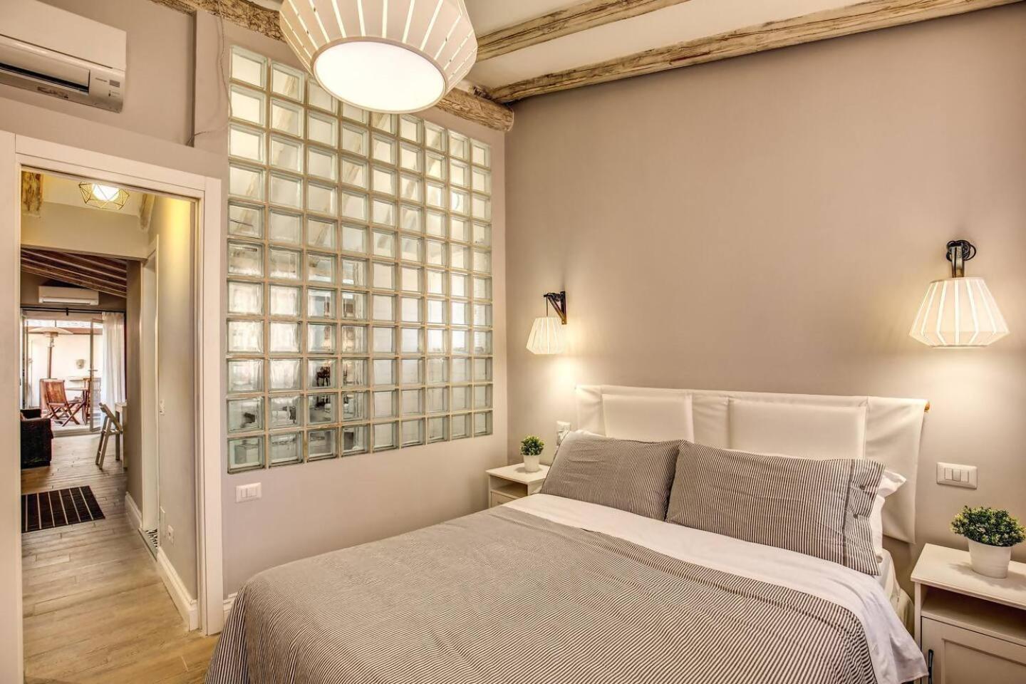 Attic With Terrace By Trevi Fountain Rom
